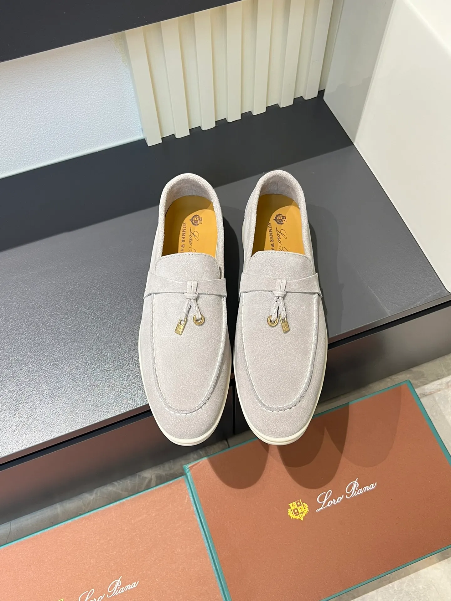 Men's shoes 💰p360 "Loro men's shoes 💰pian'*" Classic L men's shoes for couples 💰p Top version British flat loafers, a must-have item in old money style, the minimalist design is eye-catching and durable, a plus point for dressing The soft foot feel and texture are outstanding. They don’t scratch your feet and are very nice. They are matched with soft and waxy soles. They can be worn daily for a long time without getting tired. They are easy to wear, versatile and classic items, with perfect foot feel and texture! Imported cashmere fabric, the lining is made of imported A-grade water-dyed cow lining, the top version of the genuine leather midsole is sewn with pure handmade mark thread! Size: Female 35-40 (34. Customized) Male 38-44 (45.46. Customized)